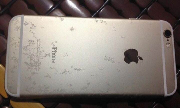Vụ điện thoại iPhone6s han rỉ: Nhà mạng Viettel nói Apple không bảo hành